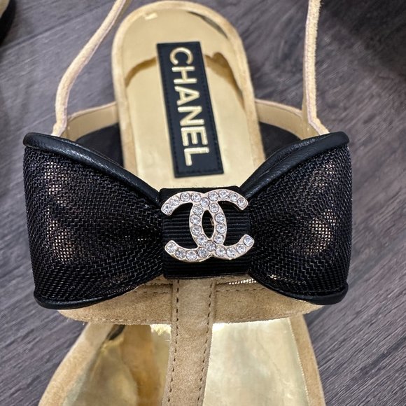Chanel 24 Caramel Camel Brown Beige CC BLACK BOW LOGO Gold Sandals 40 - Picture 7 of 16